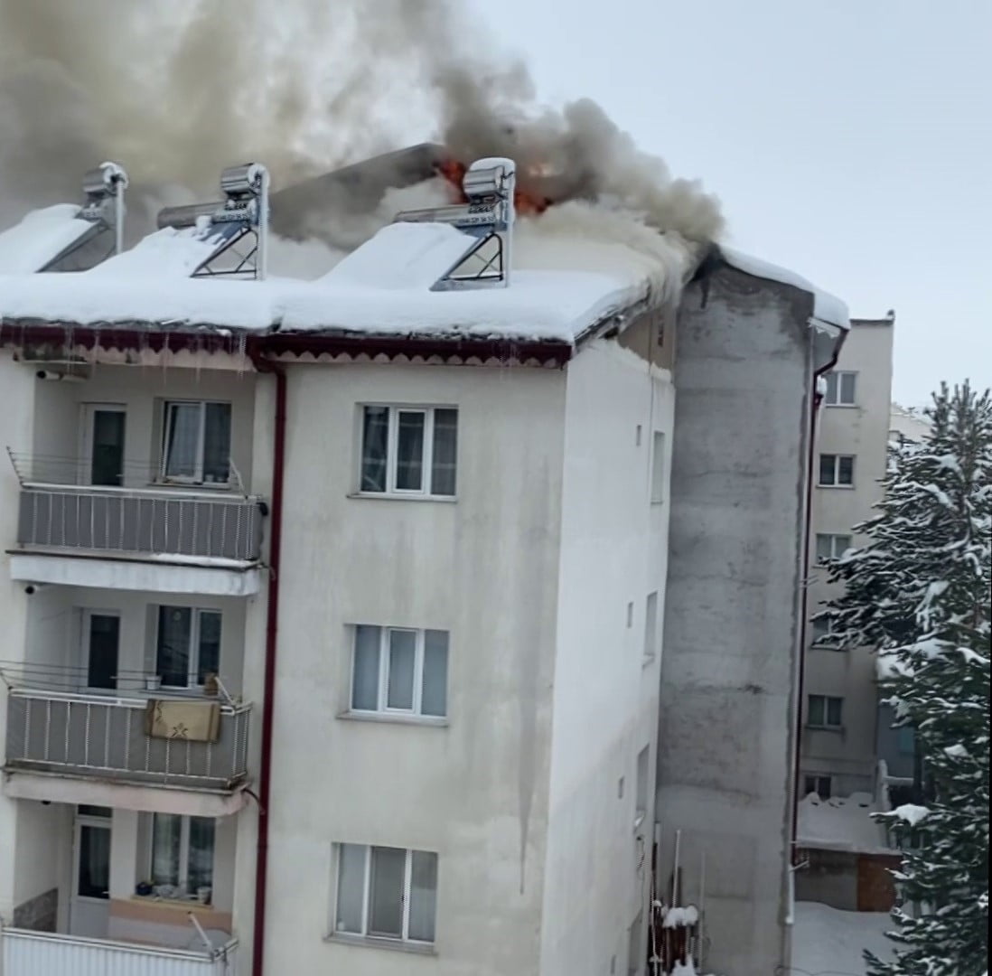 SİVAS’TA 5 KATLI BİR APARTMANIN ÇATISINDA ÇIKAN YANGIN, İTFAİYE EKİPLERİNİN MÜDAHALESİYLE KISA...