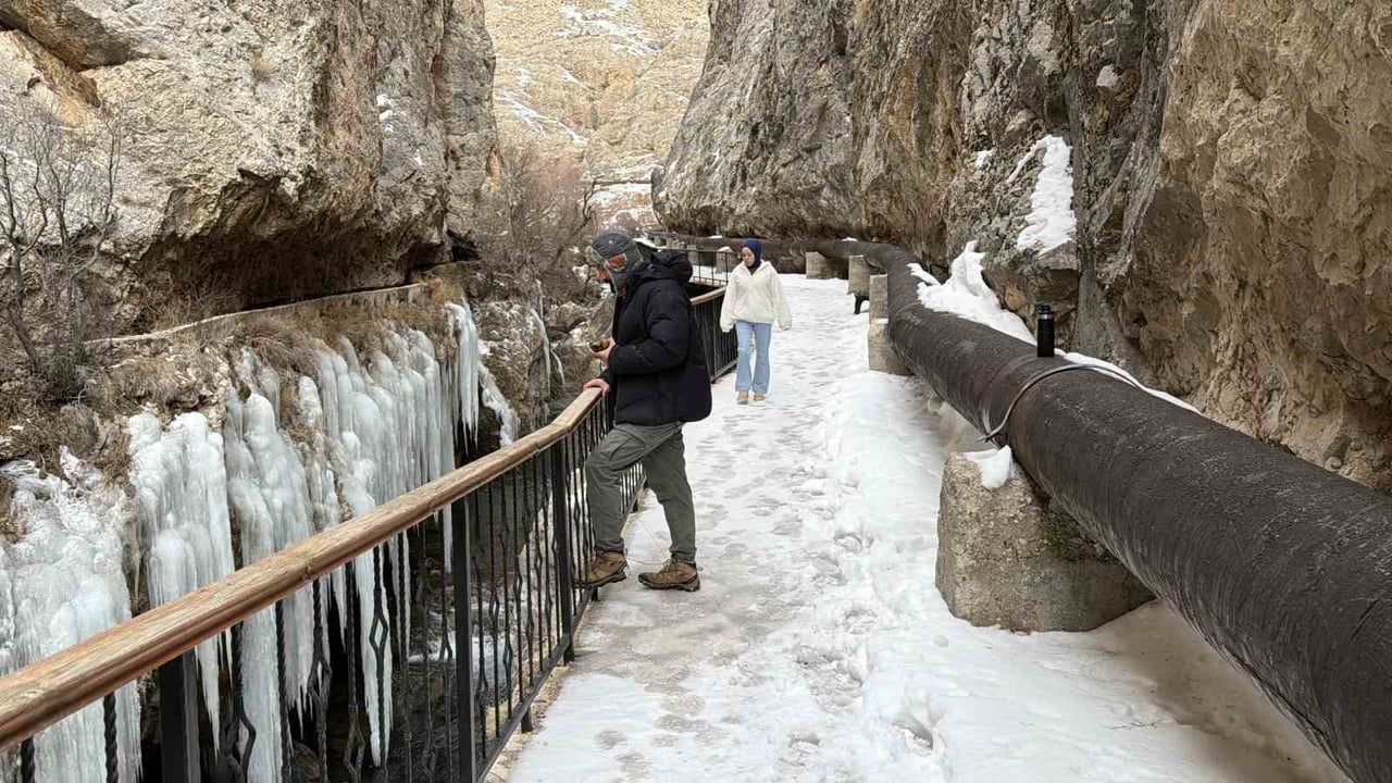 SİVAS’TA BULUNAN VE BİNLERCE YILLIK GEÇMİŞİ OLAN ŞUĞUL KANYONU’NDA DEVASA BUZ SARKITLARI OLUŞTU....