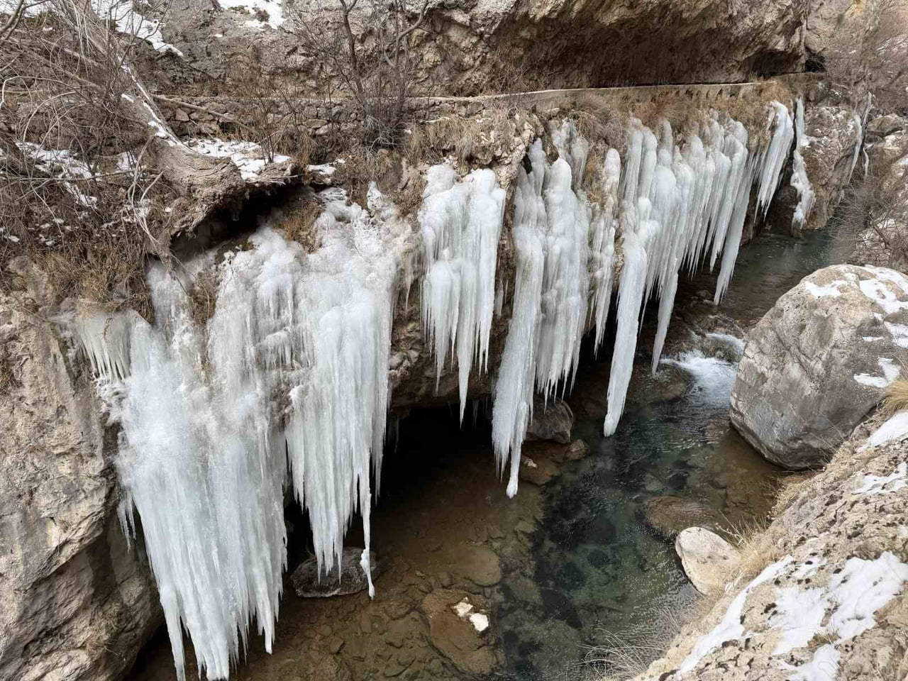 SİVAS’TA BULUNAN VE BİNLERCE YILLIK GEÇMİŞİ OLAN ŞUĞUL KANYONU’NDA DEVASA BUZ SARKITLARI OLUŞTU....