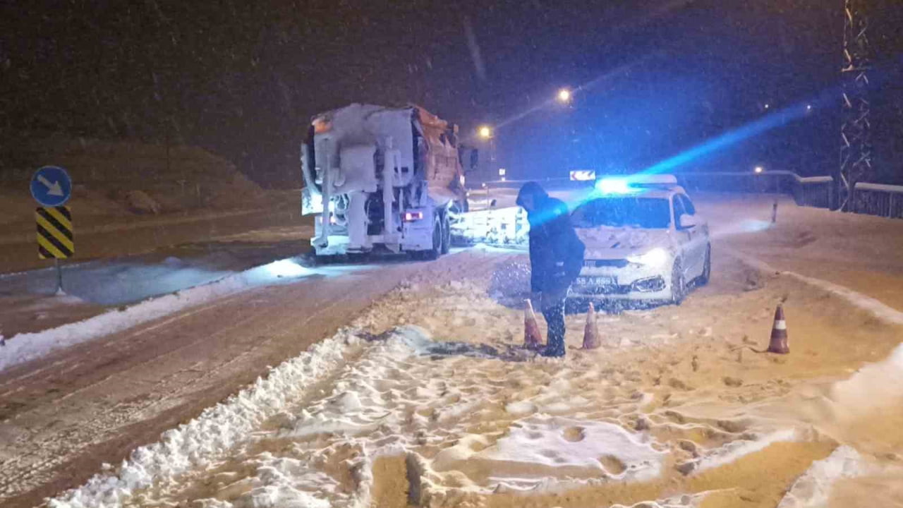 SİVAS’TA DEVAM EDEN YOĞUN KAR YAĞIŞI VE TİPİ HAYATI FELÇ ETTİ, GÜRÜN İLÇESİNDE MAHSUR KALAN 700...