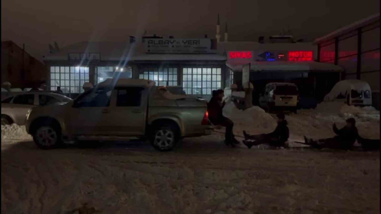 SİVAS’TA ESNAFLIK YAPAN TANJU KAYA, KAR YAĞIŞINI FIRSATA ÇEVİREREK ÇIRAKLARIYLA BİRLİKTE RENKLİ...