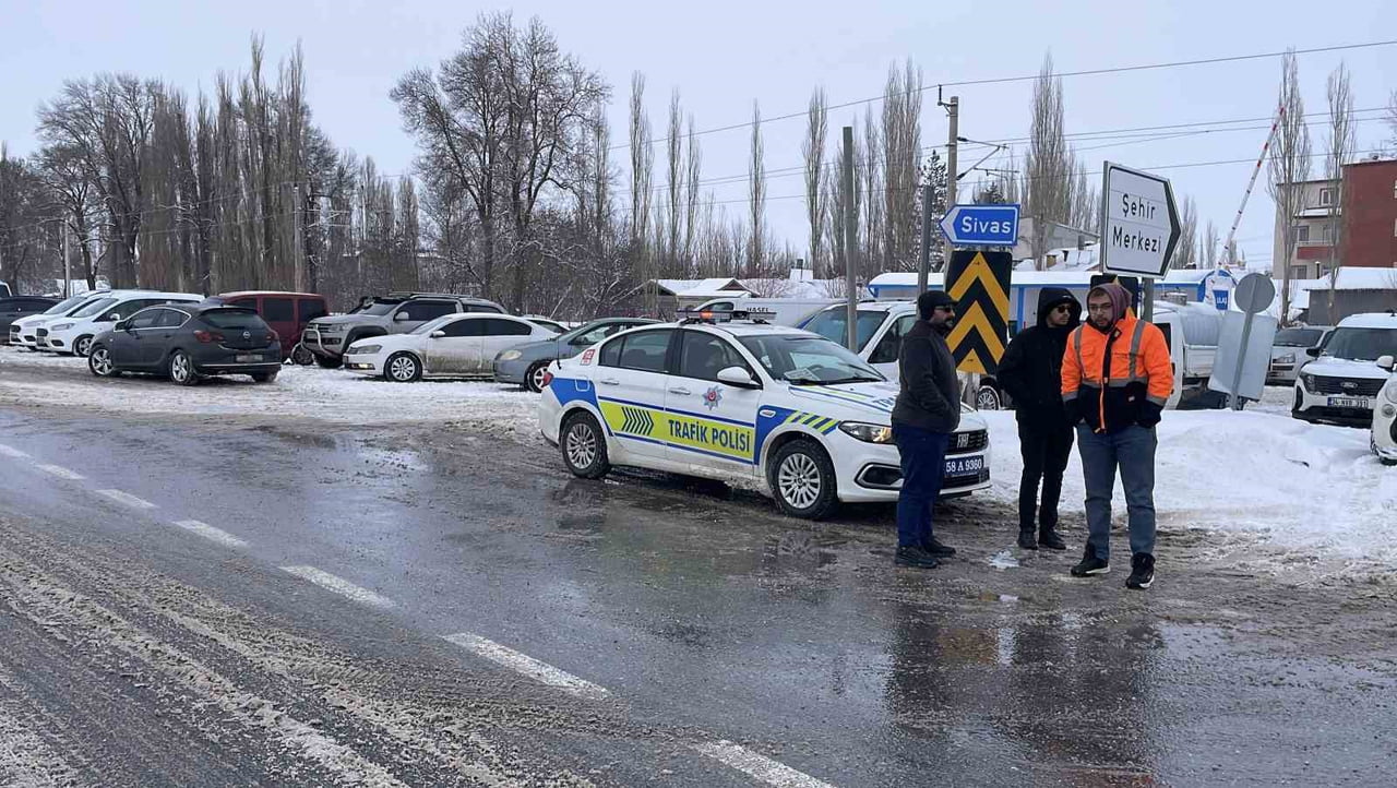 SİVAS’TA ETKİSİNİ ARTIRAN KAR YAĞIŞI VE TİPİ SONRASI SİVAS-MALATYA KARA YOLU TRAFİĞE KAPATILDI....
