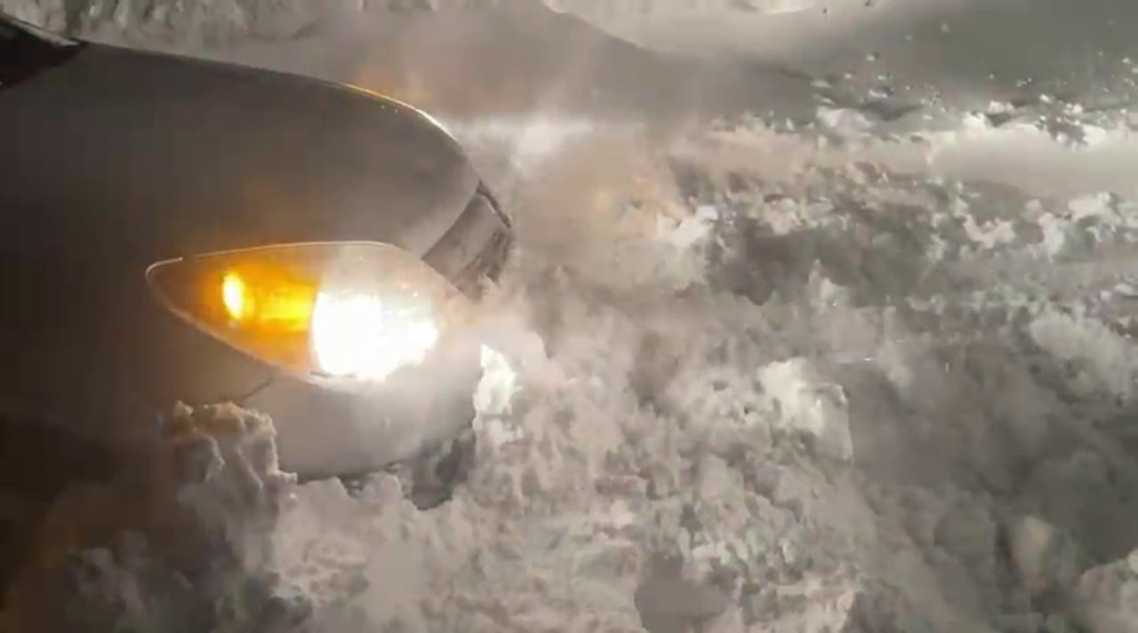 SİVAS’TA GECE SAATLERİNDEN İTİBAREN ETKİSİNİ ARTIRAN KAR VE TİPİ ULAŞIMDA AKSAMALARA NEDEN OLDU....