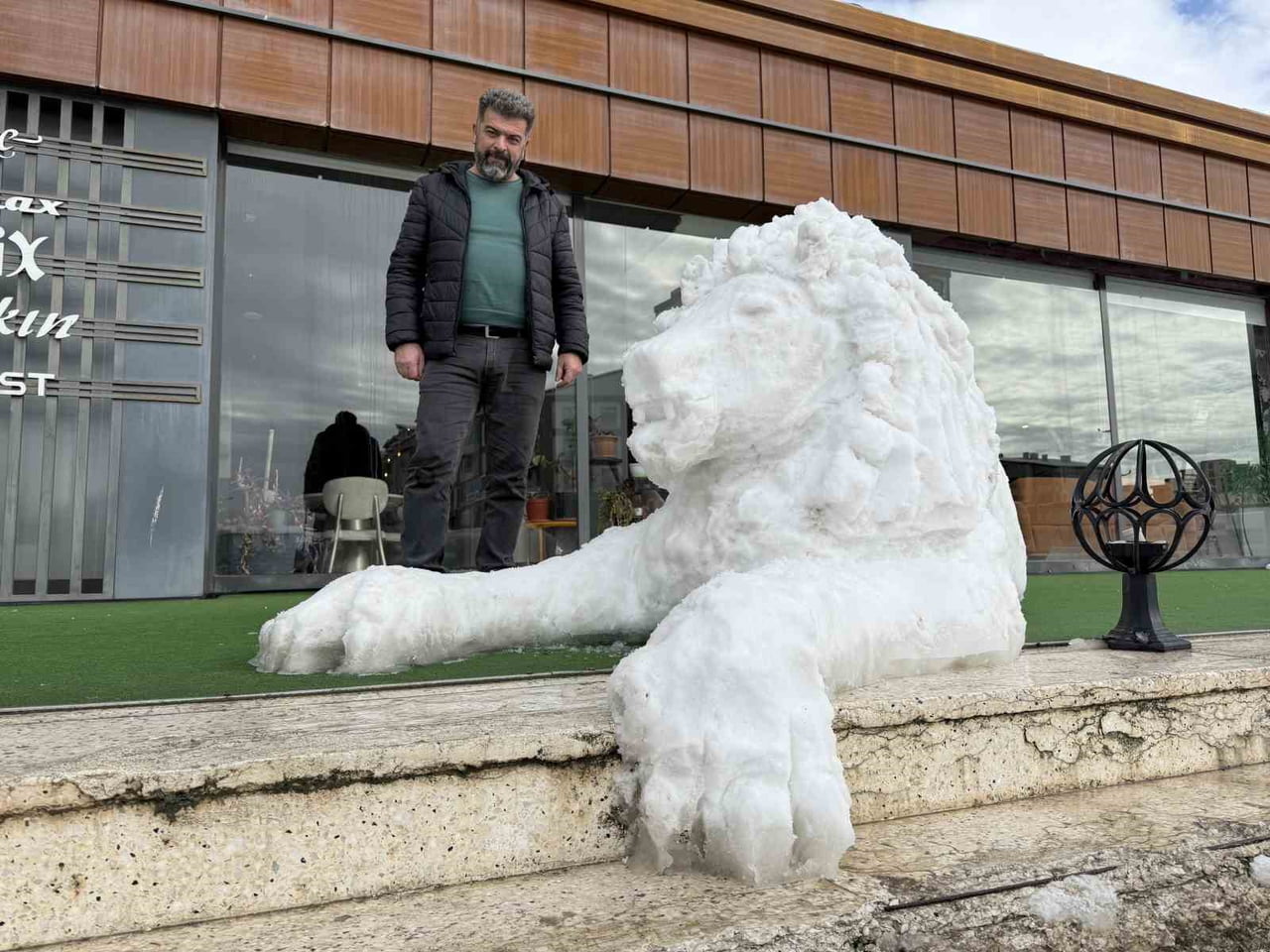SİVAS’TA KAR YAĞIŞINI SANATA DÖNÜŞTÜREN FATİH COŞKUN, KARDAN ADAM YAPMAK YERİNE KARDAN ASLAN...
