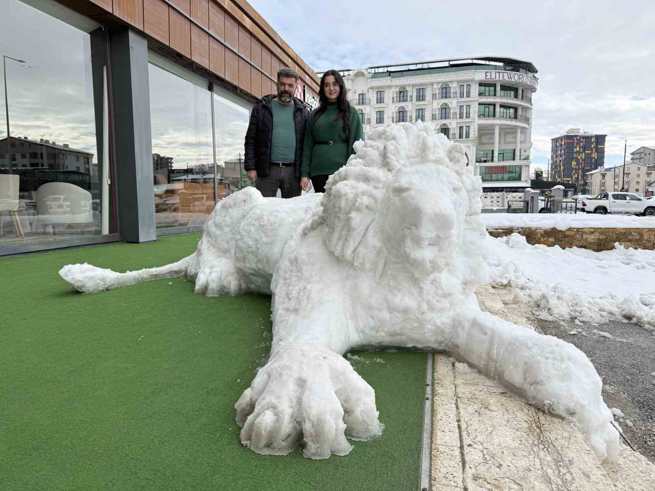 SİVAS’TA KAR YAĞIŞINI SANATA DÖNÜŞTÜREN FATİH COŞKUN, KARDAN ADAM YAPMAK YERİNE KARDAN ASLAN...
