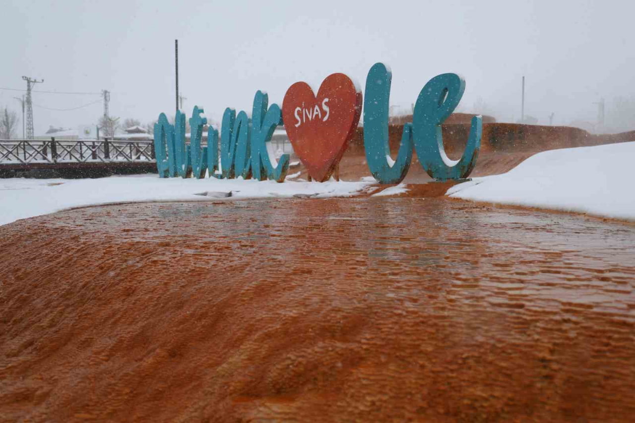 SİVAS’TA KAR YAĞIŞIYLA BİRLİKTE BİRÇOK GÖL BUZ TUTARKEN, ALTINKALE’DEKİ TERMAL SUYUN DONMAMASI...