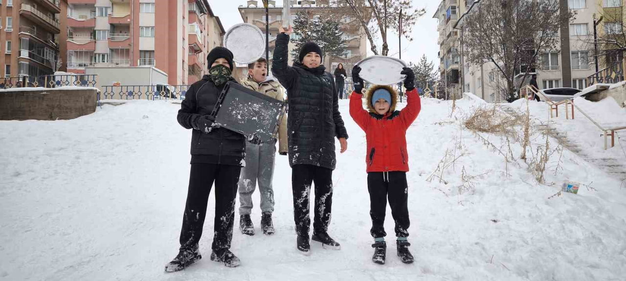 SİVAS’TA KARNE TATİLİ YAĞAN KARLA BİRLİKTE KAR EĞLENCESİNE DÖNÜŞTÜ.