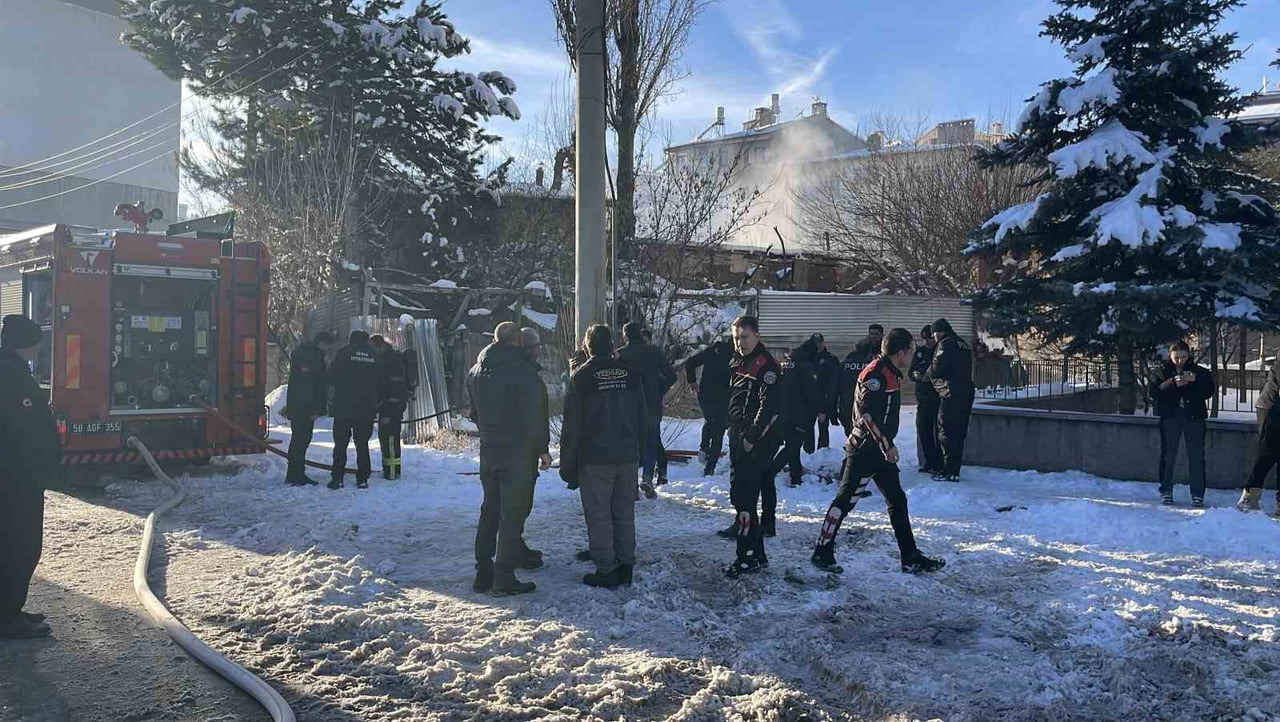 SİVAS’TA MÜSTAKİL BİR EVDE ÇIKAN YANGINDA YAŞLI ADAM MAHSUR KALDI. İTFAİYE EKİPLERİNCE KURTARILAN...