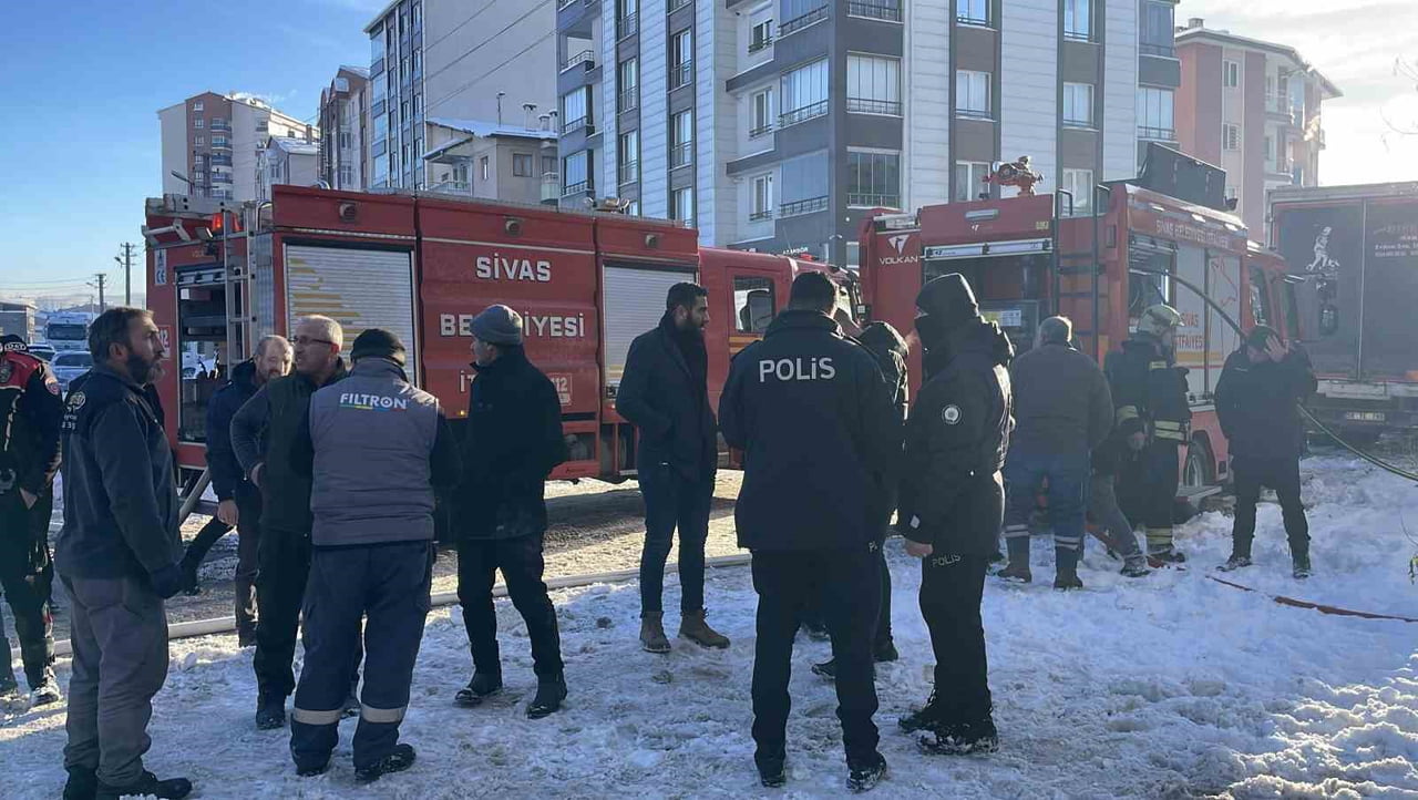 SİVAS’TA MÜSTAKİL BİR EVDE ÇIKAN YANGINDA YAŞLI ADAM MAHSUR KALDI. İTFAİYE EKİPLERİNCE KURTARILAN...