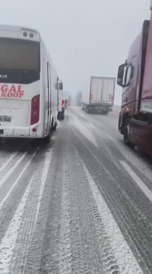 SİVAS’TA SABAH SAATLERİNDE ETKİSİNİ ARTIRAN KAR YAĞIŞI VE TİPİ, ULAŞIMDA AKSAMALARA NEDEN OLDU....