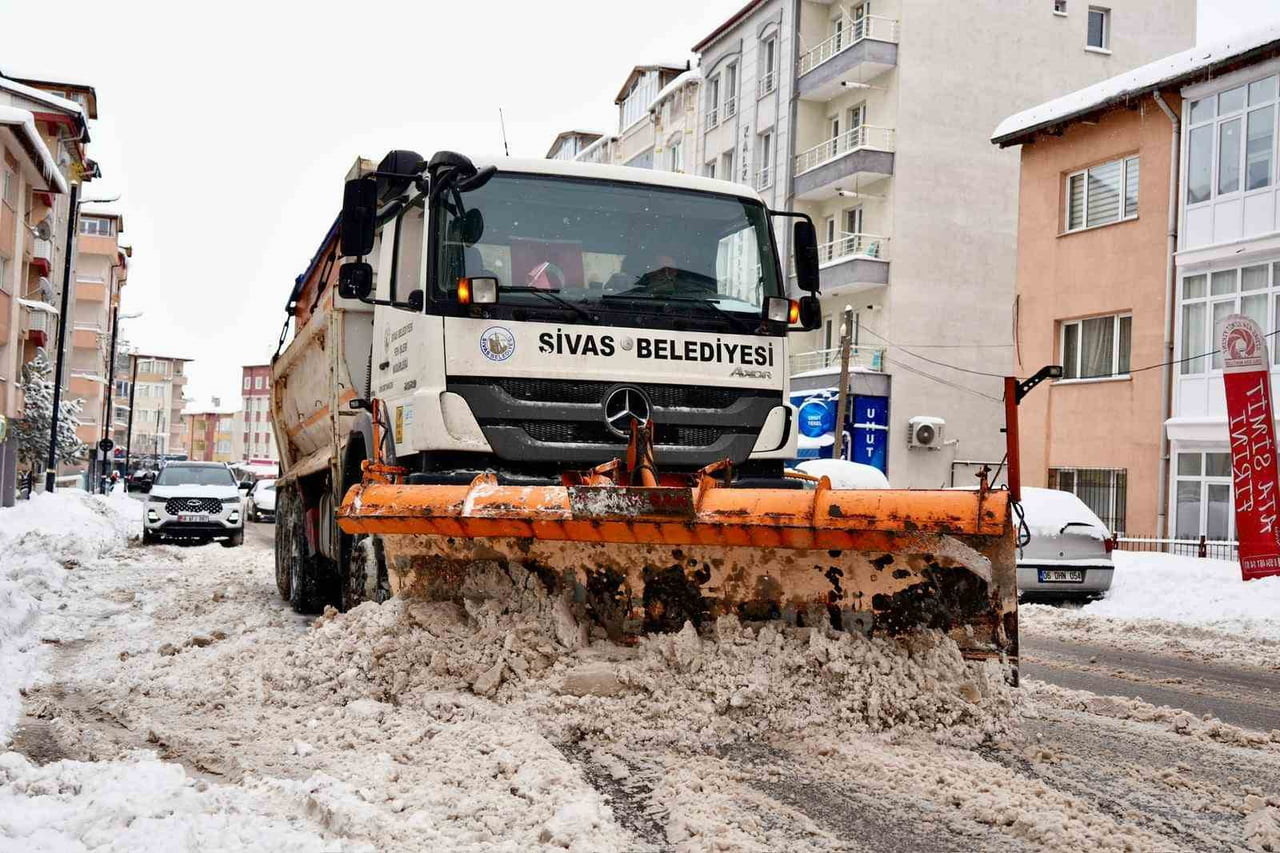 SİVAS’TA SON 20 YILIN EN YOĞUN KAR YAĞIŞI HAYATI OLUMSUZ ETKİLEDİ. ULAŞIMDA AKSAMALAR YAŞANAN...