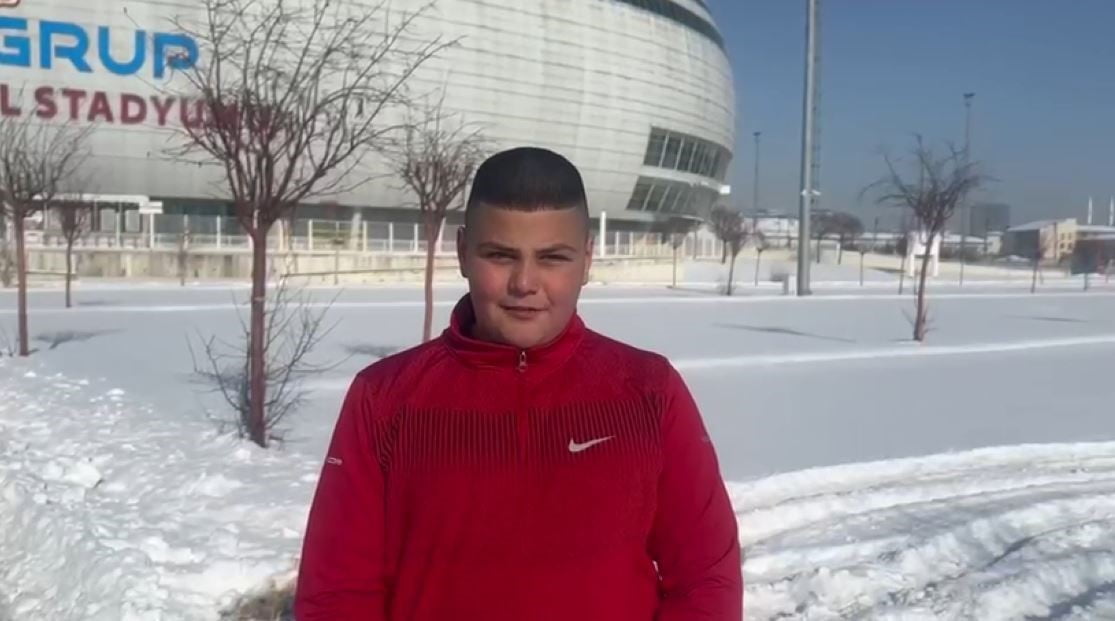 SİVAS’TA YAŞAYAN 14 YAŞINDAKİ GENÇ JUDO SPORCUSU, SOĞUK HAVAYA ALDIRIŞ ETMEDEN KARA ATLIYOR....