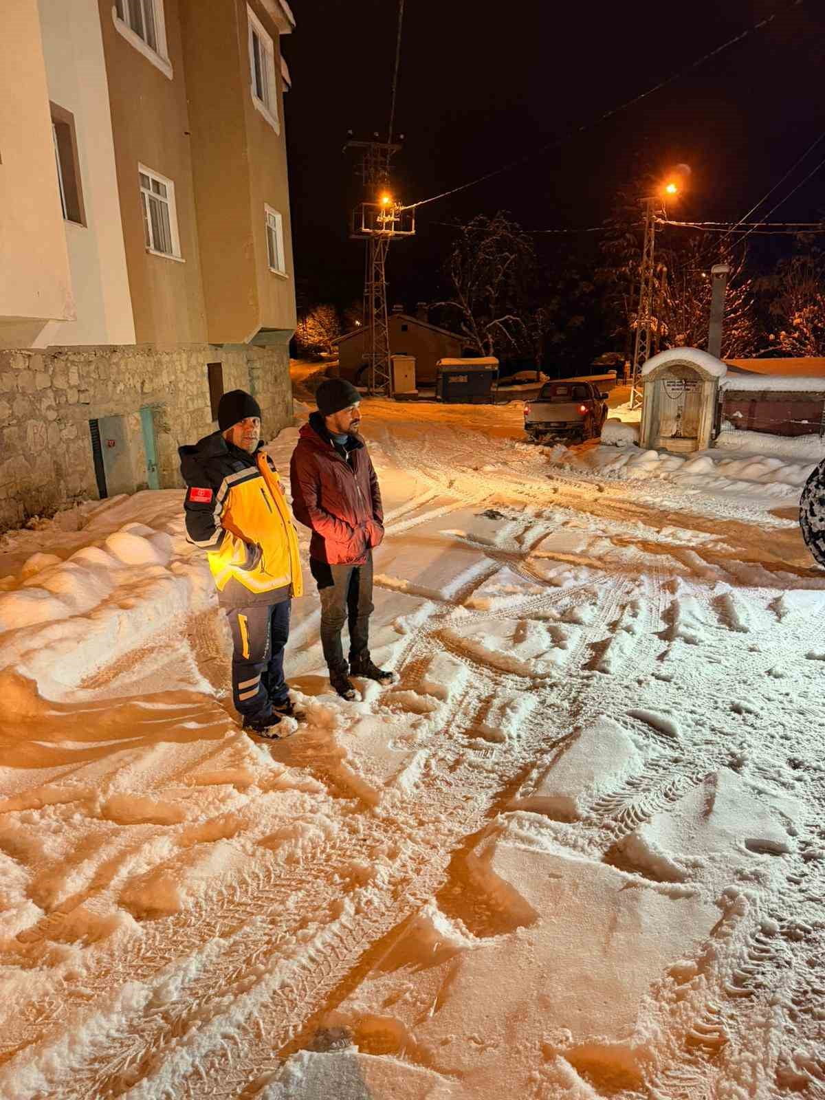 SİVAS’TA YOĞUN KAR NEDENİYLE YOLU KAPANAN KÖYDE MAHSUR KALAN HASTA VATANDAŞA, İL ÖZEL İDARESİ...