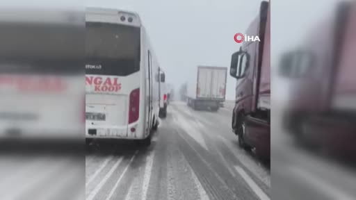 Sivas’ta yoğun kar ve tipi hayatı olumsuz etkiledi, bazı yollar ulaşıma kapatıldı