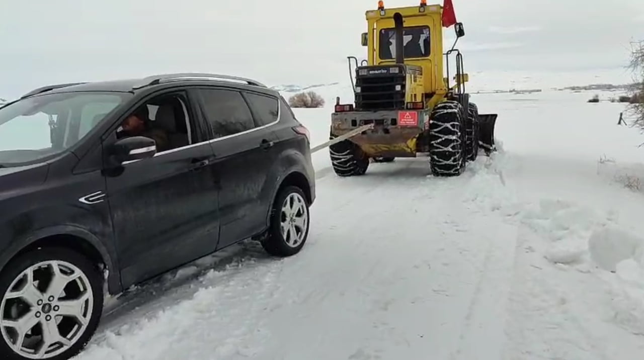 SİVAS’TA YOĞUN KAR YAĞIŞI NEDENİYLE YOLDA KALAN ARAÇLAR, KARLA MÜCADELE EKİPLERİNİN ÇALIŞMASI...