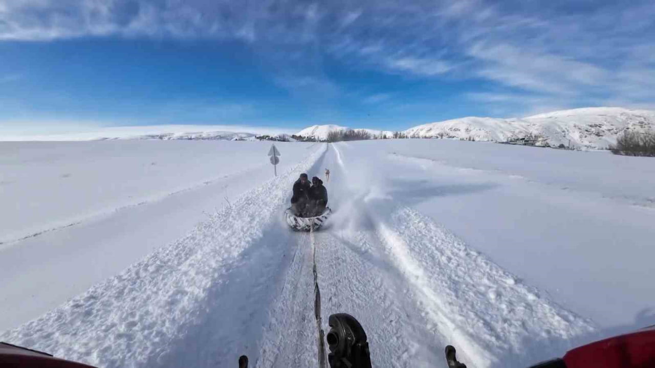 SİVAS’TA YOĞUN KAR YAĞIŞINI EĞLENCEYE DÖNÜŞTÜREN BİR VATANDAŞ, TRAKTÖRE BAĞLADIĞI LASTİKLE KÖY...
