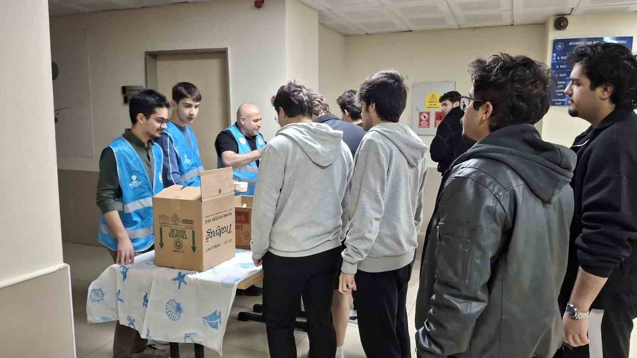 SİVRİHİSAR MÜFTÜLÜĞÜ GENÇLİK KOORDİNATÖRLÜĞÜ, FİNAL HAFTASINDA SINAV STRESİ YAŞAYAN ÜNİVERSİTE...