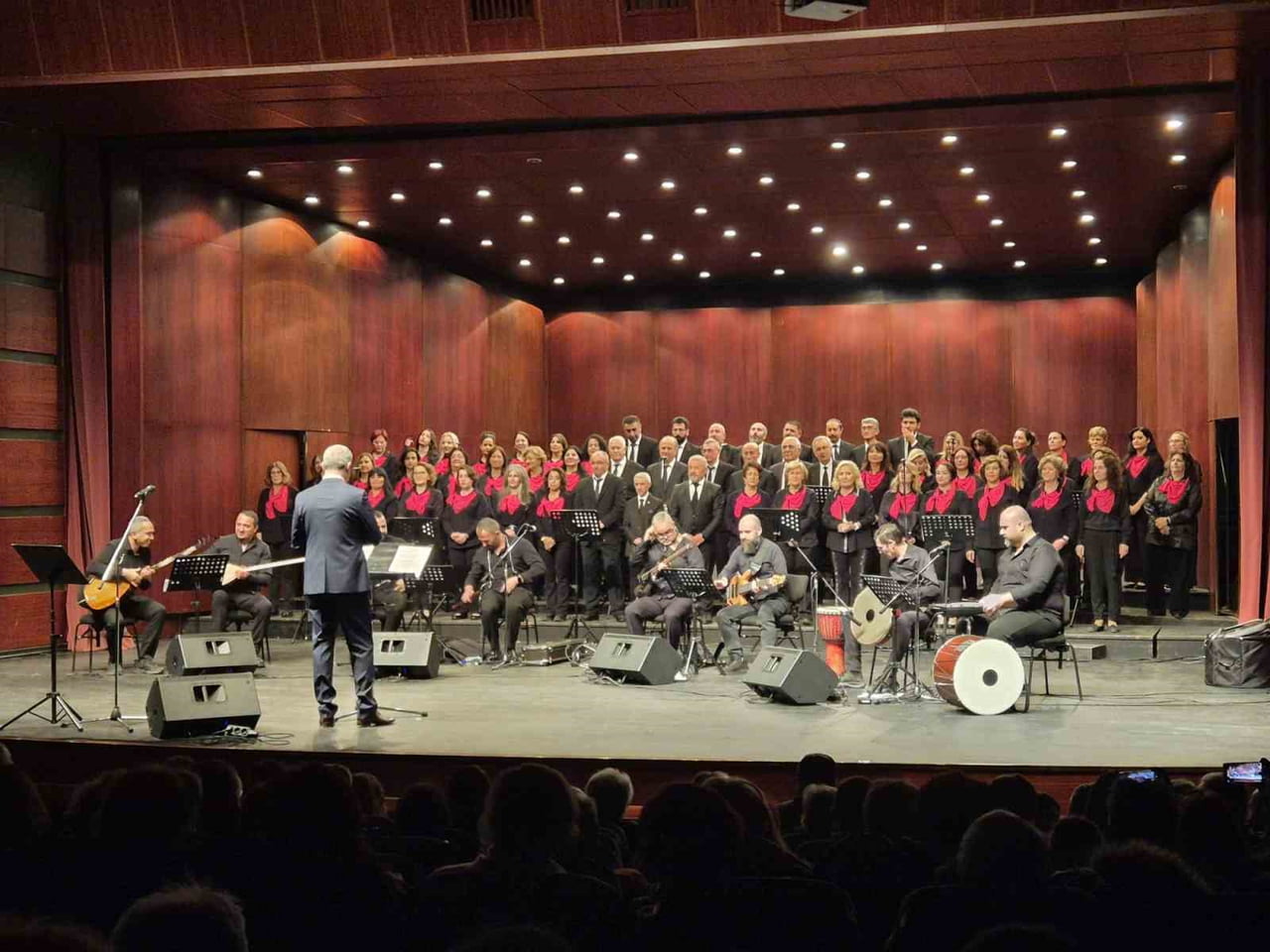 SİVRİHİSARLILARDAN VE ODUNPAZARI HALK EĞİTİM MERKEZİ DESTEKLİ ‘TÜRK HALK MÜZİĞİ’ KONSERİ YOĞUN...