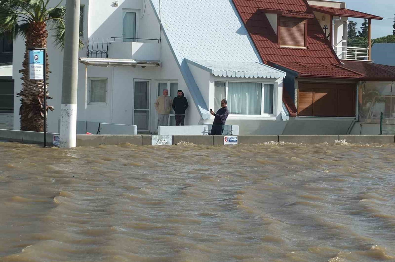 SOKAKLAR GÖLE DÖNDÜ