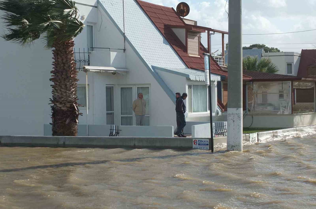 SOKAKLAR GÖLE DÖNDÜ