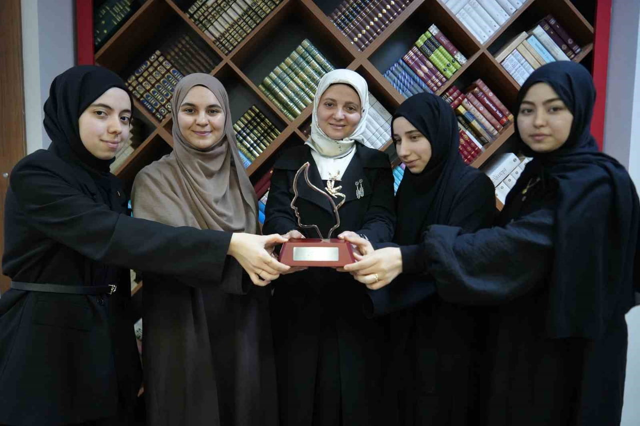 SOLDAN SIRAYA GÖRE; SÜMEYYE BULUT, MERYEM RABİA ŞENGÜL, İMAN SUMMAKİEH, ZEHRA NUR ABAY, ZEYNEP...