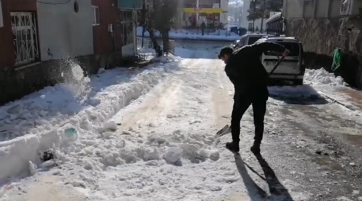 SOLHAN İLÇESİNDE ETKİLİ OLAN KAR YAĞIŞI VE SOĞUK HAVA, HAYATI OLUMSUZ ETKİLEDİ