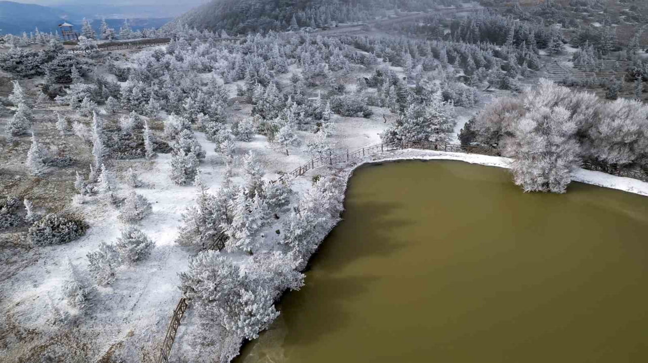SPİL DAĞI MİLLİ PARKI, KAR YAĞIŞI OLMAMASINA RAĞMEN KIRAĞI VE BUZLANMA NEDENİYLE BEYAZA...