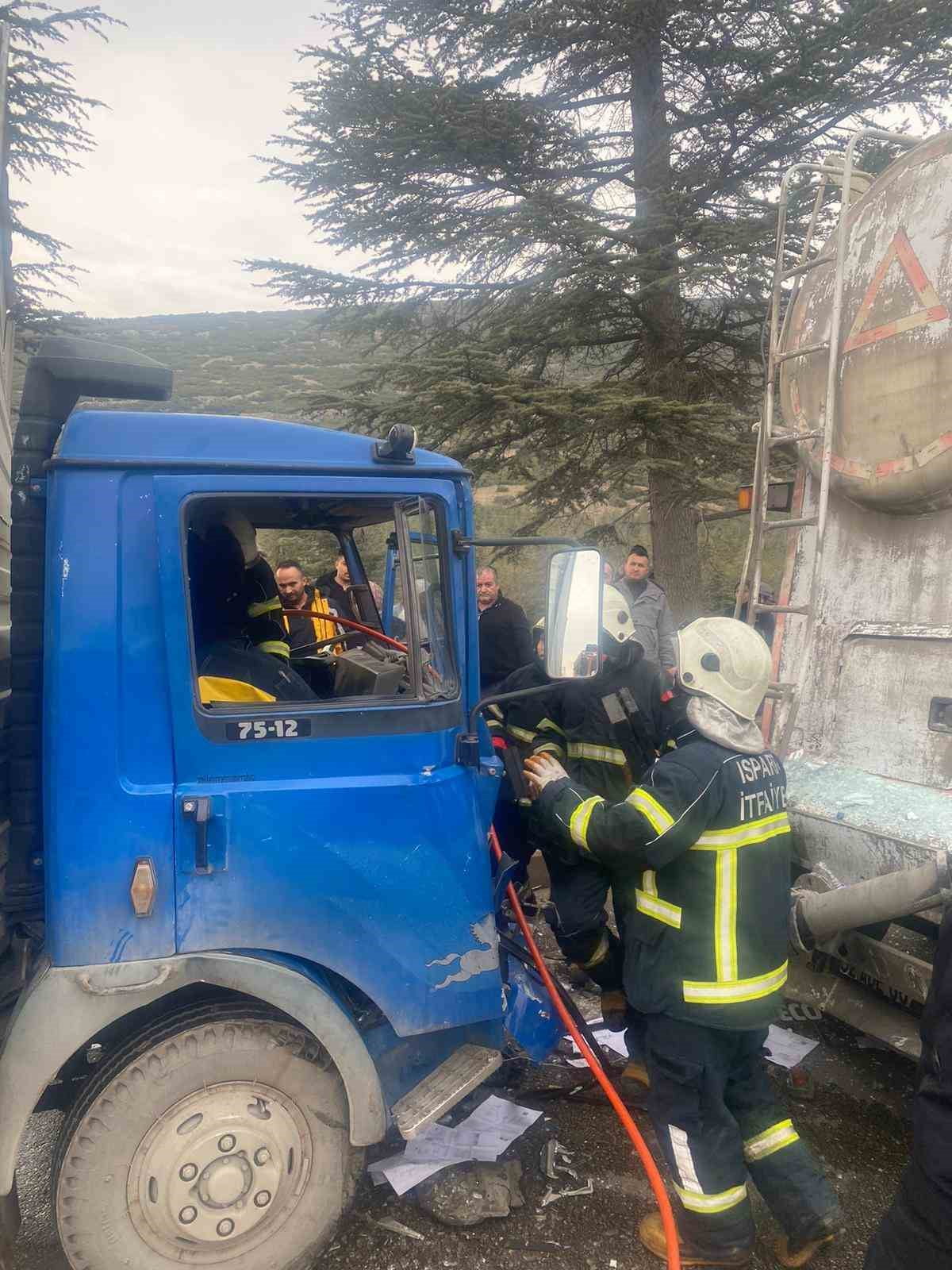 SÜLEYMAN DEMİREL ÜNİVERSİTESİ KAVŞAĞINDA MEYDANA GELEN TRAFİK KAZASINDA, BİR ARAÇ BAŞKA BİR...