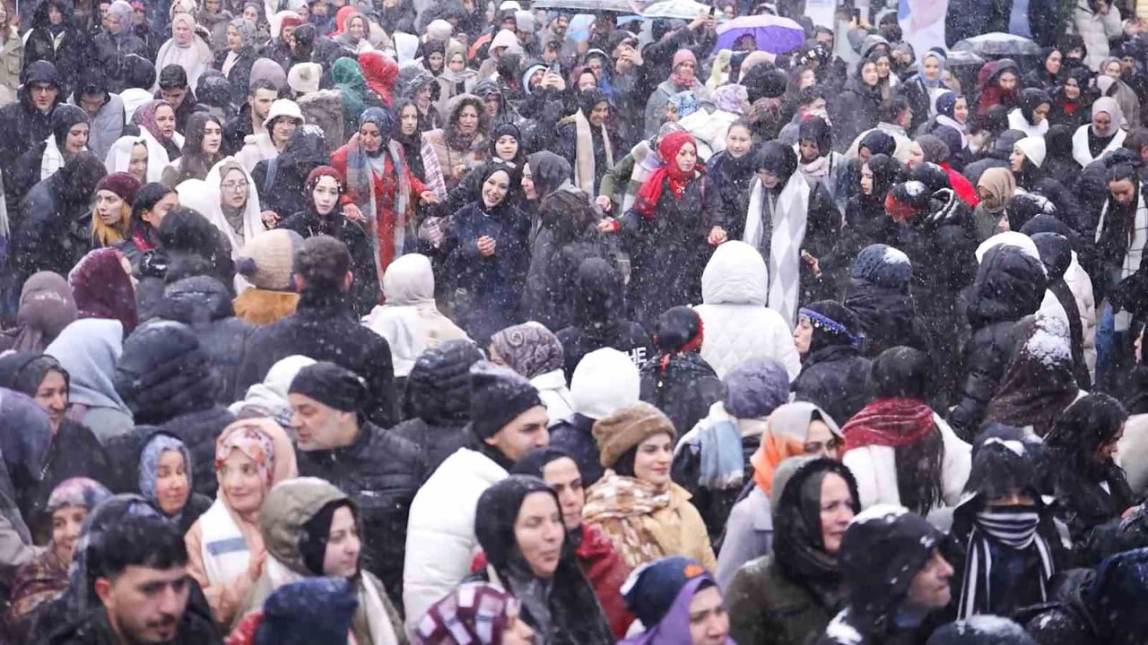 SULTANBEYLİ BELEDİYESİ EV SAHİPLİĞİNDE DÜZENLENEN 2. HAMSİ FESTİVALİ OLUMSUZ HAVA ŞARTLARINA...