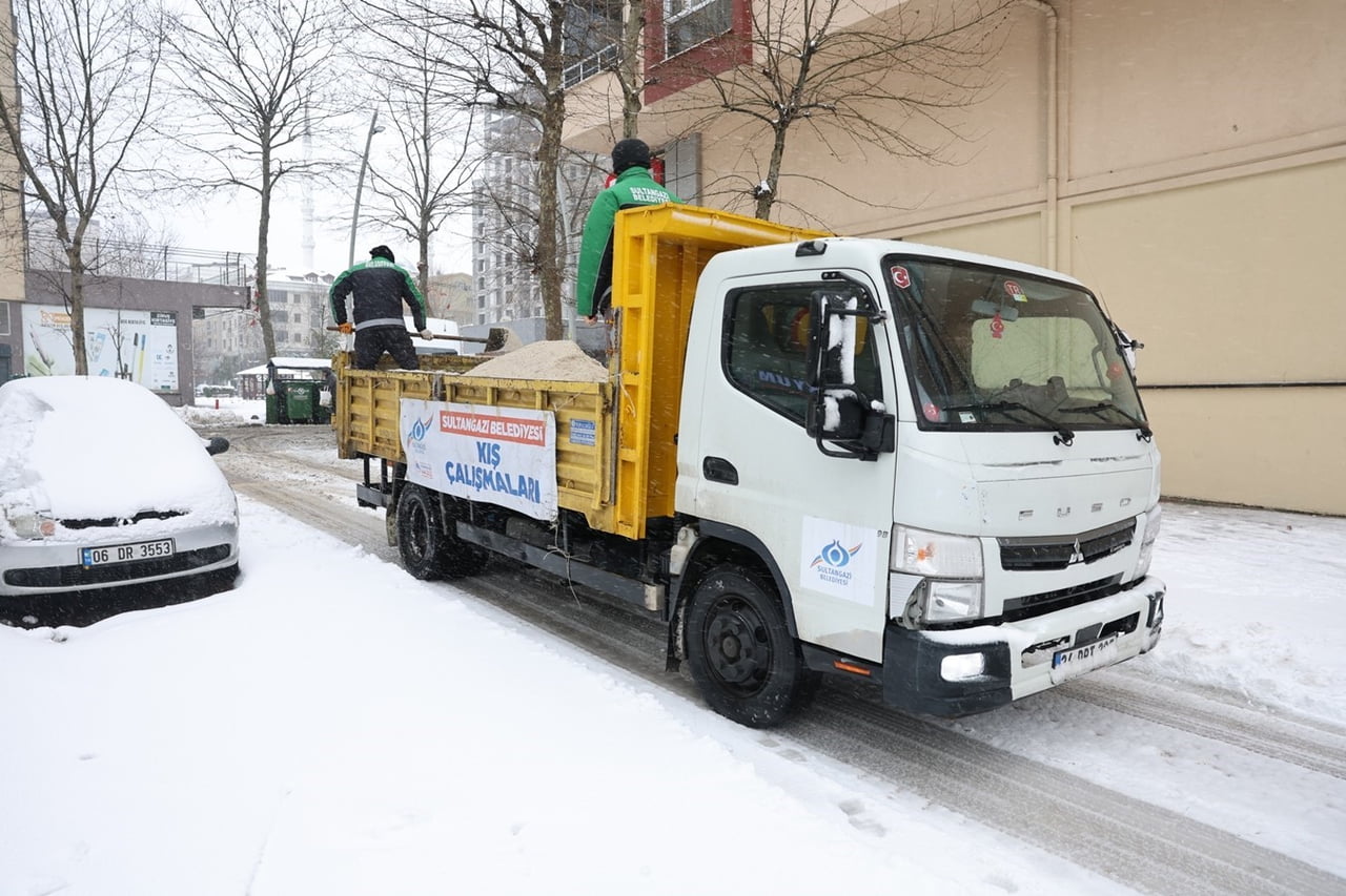 SULTANGAZİ BELEDİYESİ, DÜN GECEDEN İTİBAREN ETKİLİ OLAN KAR YAĞIŞINDAN SONRA VATANDAŞLARIN...