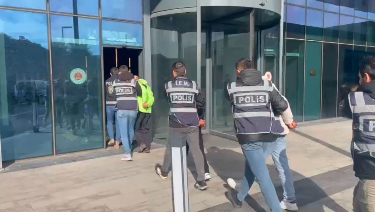 ŞÜPHELİLERİN ADLİYEYE GİRİŞLERİ