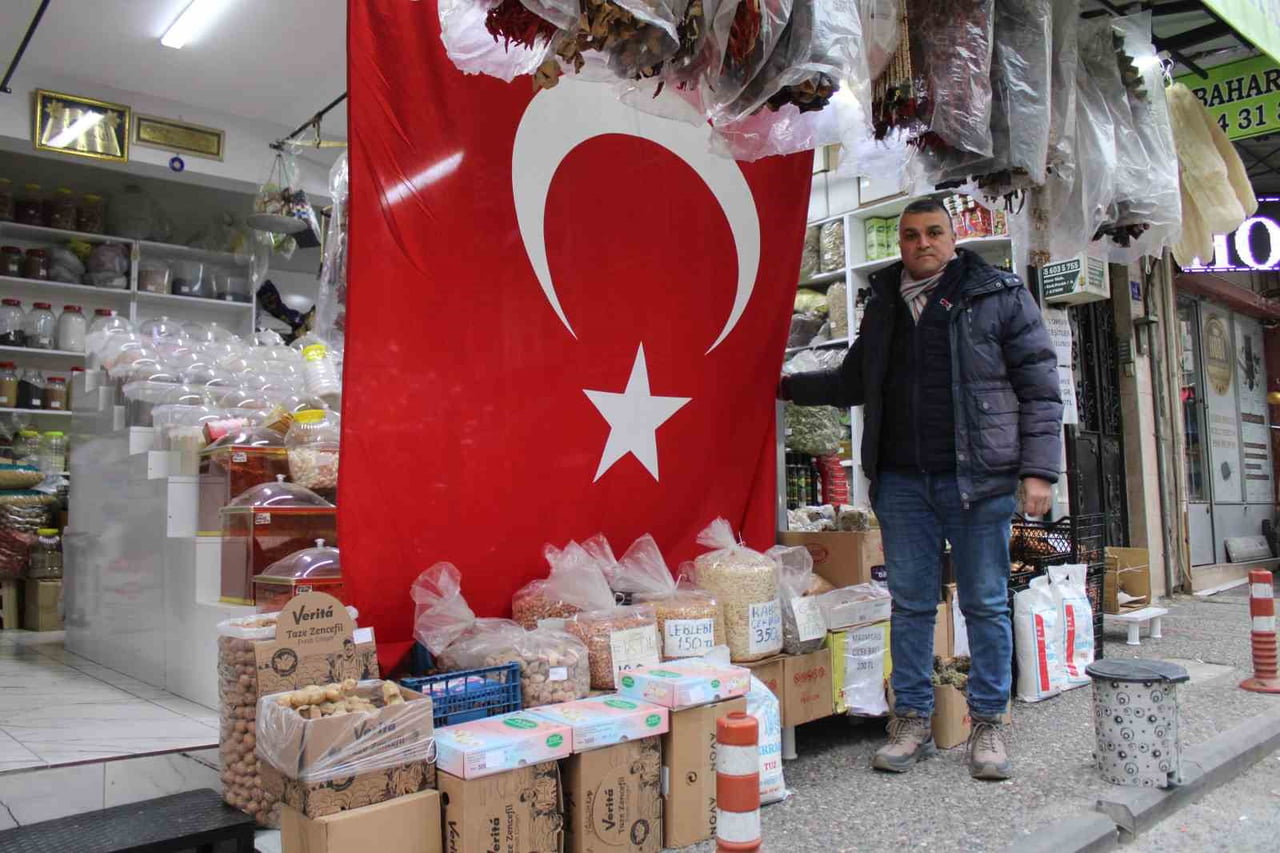 SURİYE HATTINDA TÜRK BAYRAĞINA YÖNELİK YAPILAN SALDIRIYA TEPKİ GÖSTEREN ESNAF MUSTAFA YALÇINKAYA...