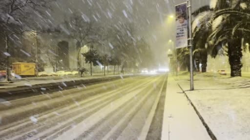 Taksim’de kar yağışı gece saatlerinde etkisini gösterdi