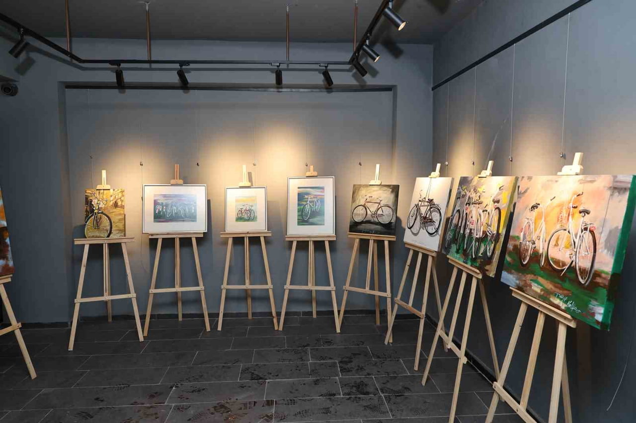 TALAS BELEDİYESİ SU MEDENİYETİ GALERİSİ, SANATÇI TUĞÇE KALFA’NIN BİSİKLET TEMALI RESİM SERGİSİNE...