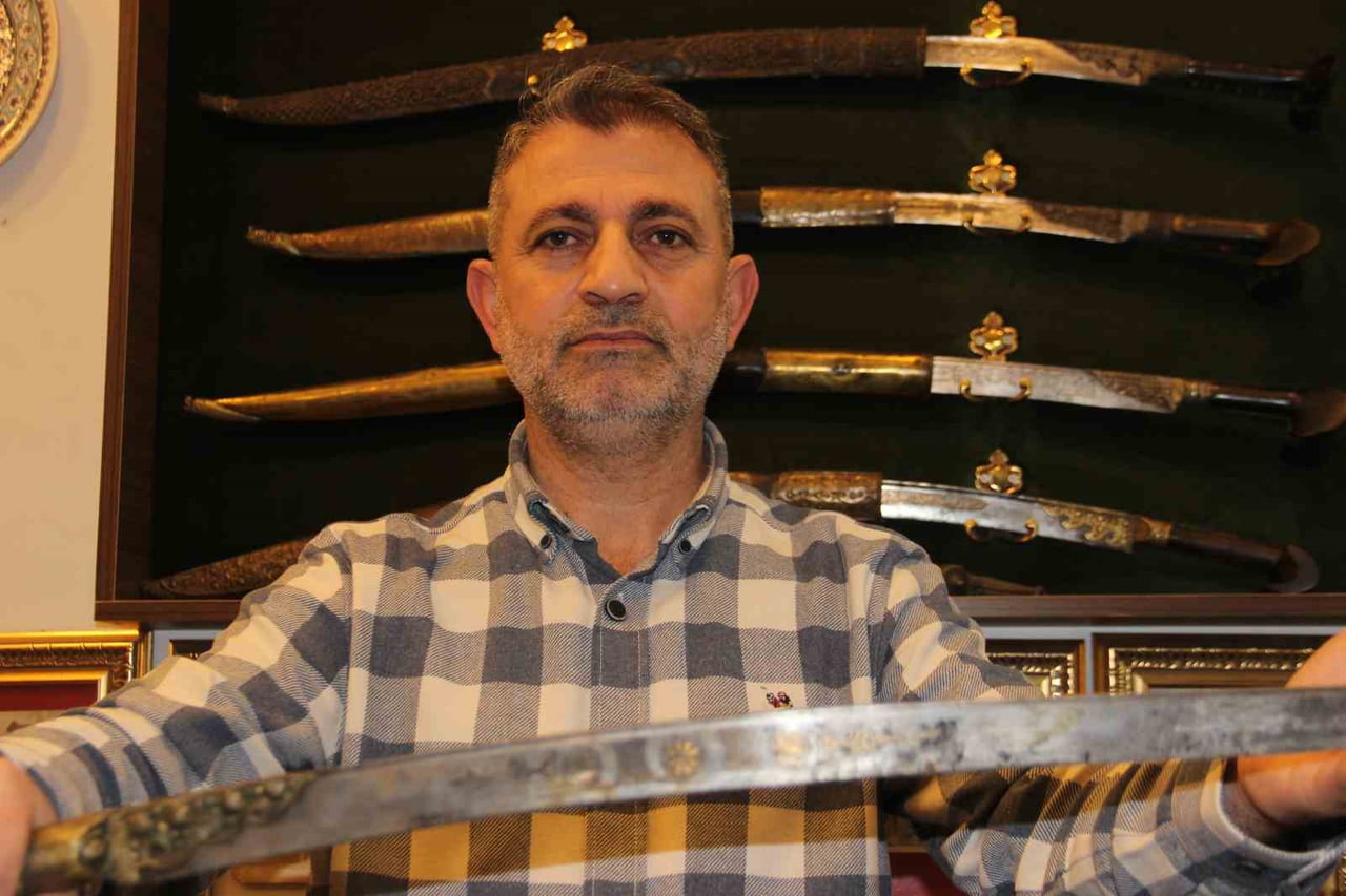 TARİHİ KEMERALTI ÇARŞISI'NDA ANTİKA DÜKKANI İŞLETEN KILIÇ USTASI VE ARAŞTIRMACI MURAT...