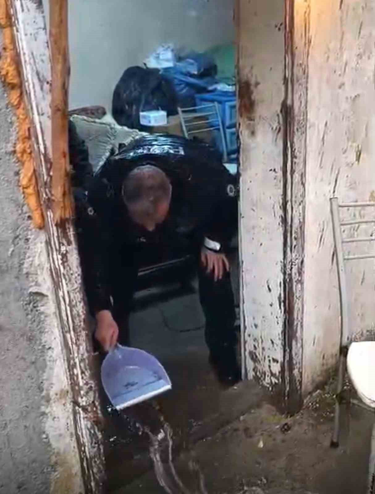 TARSUS'TA EVİNİ SU BASAN YAŞLI ADAMIN YARDIMINA POLİS KOŞTU