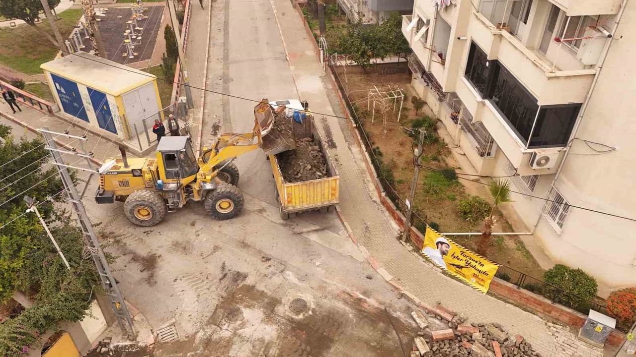 TARSUS BELEDİYESİ, YEŞİLYURT MAHALLESİ’NDE BAŞLATTIĞI KALDIRIM YENİLEME ÇALIŞMALARIYLA MAHALLE...