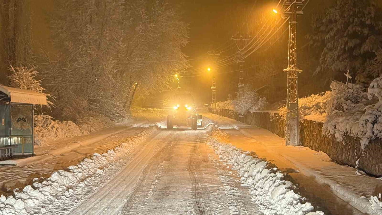 TARSUS’TA ETKİLİ OLAN KAR YAĞIŞI NEDENİYLE TARSUS BELEDİYESİ EKİPLERİ GECE BOYUNCA SAHADA YOĞUN...