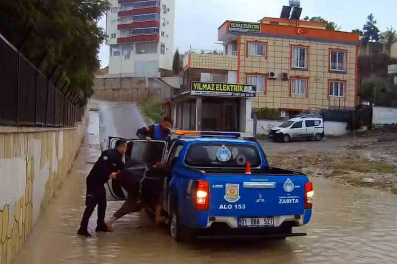 TARSUS’TA ETKİSİNİ ARTIRAN OLUMSUZ HAVA KOŞULLARI VE YAPILAN SEL UYARILARI KAPSAMINDA SAHADA GÖREV...