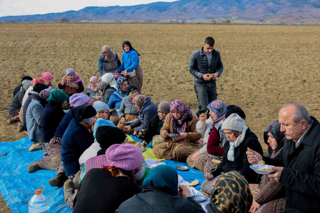 TAŞKÖPRÜ BELEDİYE BAŞKANI HÜSEYİN ARSLAN SARIMSAK TARLASINDA GÜNLÜKÇÜLERLE BİR ARAYA GELEREK...