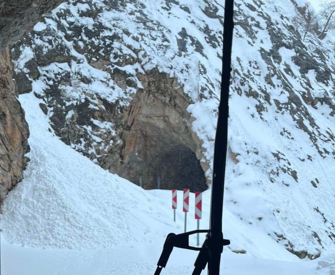 TAŞYOLU’NDA ÇIĞ DÜŞTÜ, GÜZERGÂH ULAŞIMA KAPATILDI