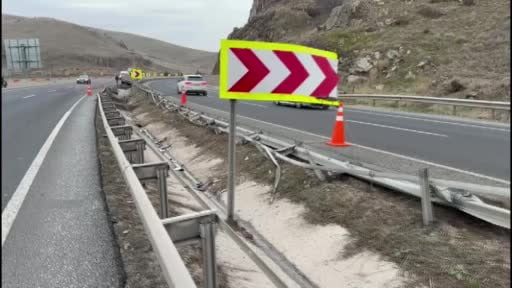 Tekeri patlayan vinç bariyere çarpıp karşı şeride geçti