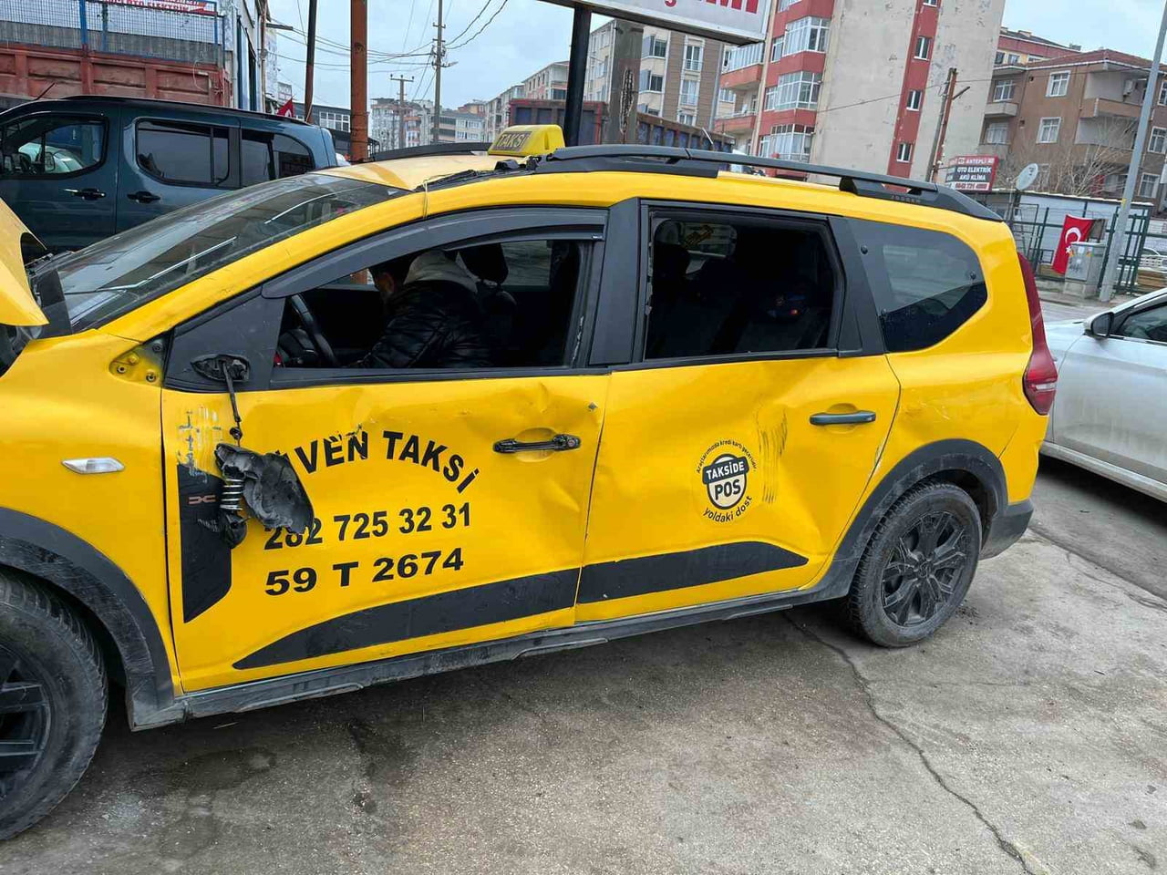 TEKİRDAĞ'IN ÇERKEZKÖY İLÇESİNDE BAKIM İÇİN OTO SERVİSİNE BIRAKILAN TAKSİ, LİFTTE BULUNDUĞU SIRADA...