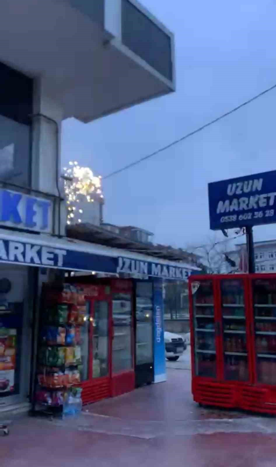 TEKİRDAĞ'IN ÇERKEZKÖY İLÇESİNDE ELEKTRİK TELLERİNDEN ÇIKAN KIVILCIMLAR PANİĞE NEDEN...