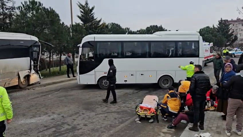 TEKİRDAĞ'IN ÇERKEZKÖY İLÇESİNDE İKİ İŞÇİ SERVİSİNİN KAFA KAFAYA ÇARPIŞMASI SONUCU MEYDANA GELEN...