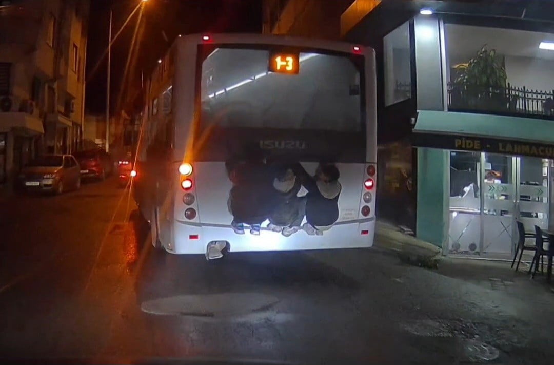 TEKİRDAĞ'IN SÜLEYMANPAŞA İLÇESİNDE OTOBÜSÜN ARKASINDAN ASILARAK YOLCULUK YAPAN 3 ÇOCUĞUN TEHLİKELİ...