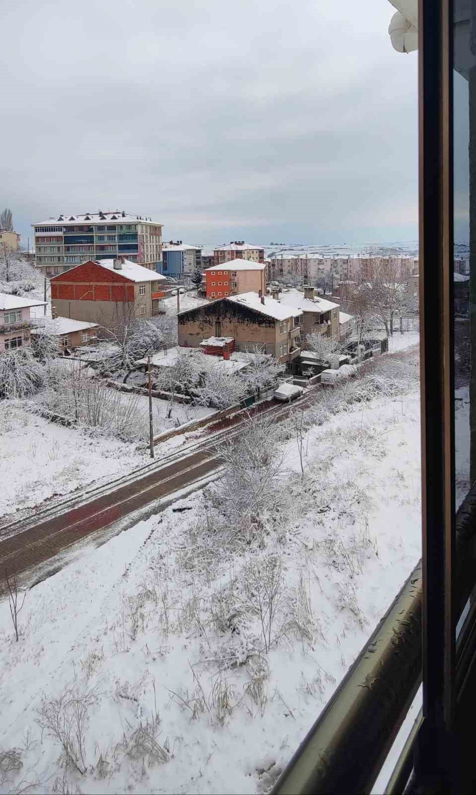 TEKİRDAĞ’IN MALKARA İLÇESİNDE ETKİLİ OLAN KAR YAĞIŞIYLA BİRLİKTE İLÇE MERKEZİ VE MAHALLELER BEYAZ...