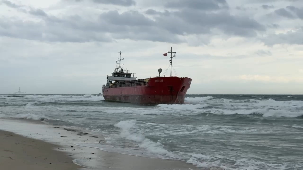 TEKİRDAĞ’IN MARMARAEREĞLİSİ İLÇESİNDE PALAU BAYRAKLI BİR YÜK GEMİSİ, ŞİDDETLİ RÜZGARIN ETKİSİYLE...
