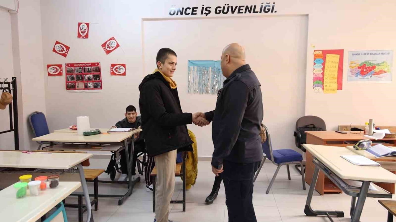 TEKİRDAĞ’IN SARAY İLÇESİNDE YAŞAYAN VE ÇOCUK YAŞTA OTİZM TANISI KONULAN EGEMEN’İN İTFAİYECİ OLMA...