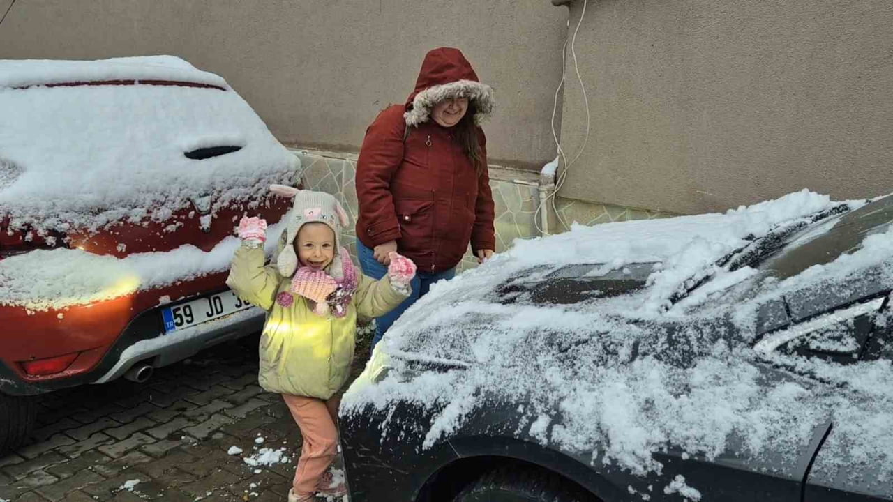 TEKİRDAĞ’IN SÜLEYMANPAŞA İLÇESİNDE GECE BOYUNCA ETKİLİ OLAN KAR YAĞIŞI SONRASI KENT GENELİNDE...